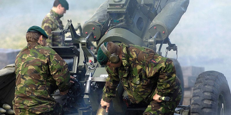 Commandos firing a L118 light gun during Exercise Heiktila.