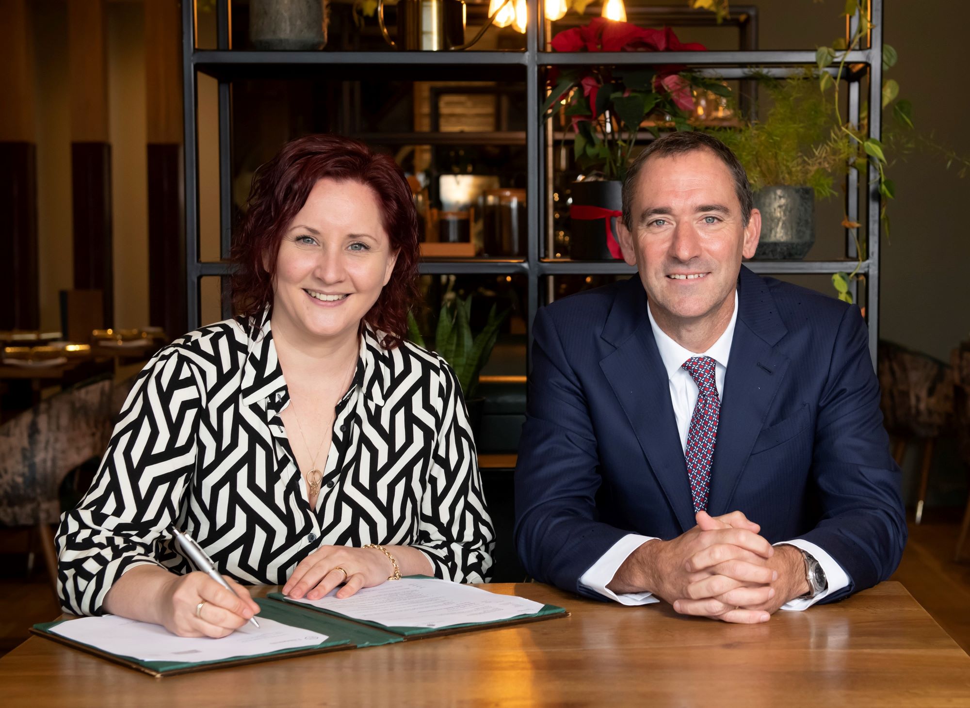 Jennifer Willis, DESA Head Recycling, and Mark Loveridge, Business Unit Director for Precious Metals Recovery at The Royal Mint, sign a sales agreement between DESA and The Royal Mint.